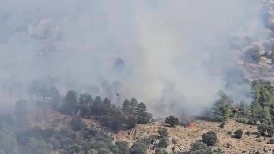 Las llamas continúan propagándose entre Inazares y Puerto Hondo