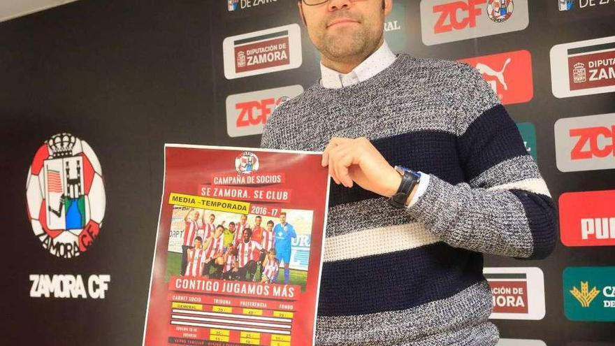 El portavoz de la directiva, Juanjo Riesco Sutil, con el cartel de la media temporada.