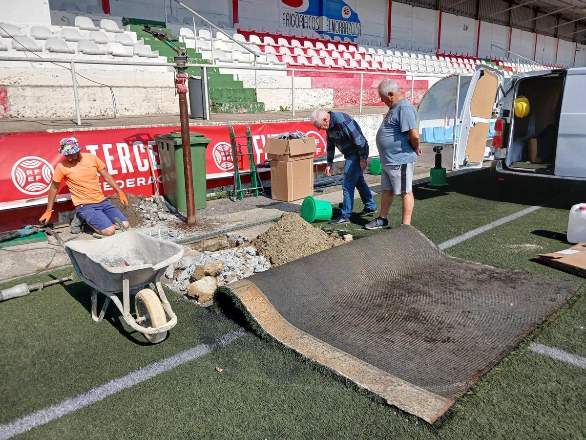 Una de las láminas levantadas del antiguo césped de O Morrazo.
