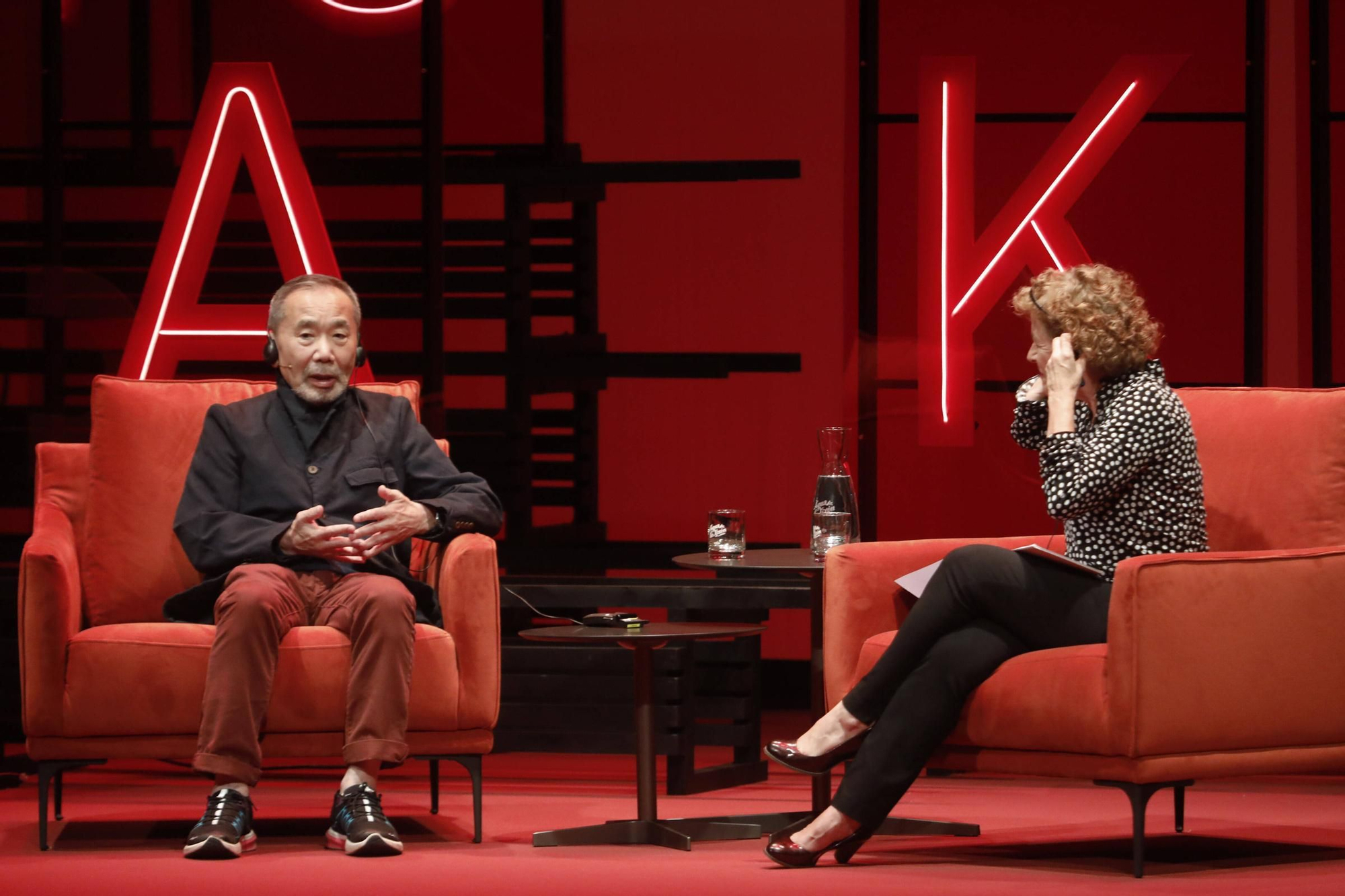 Encuentro de Haruki Murakami con Clubes de lectura de bibliotecas públicas en el teatro Jovellanos