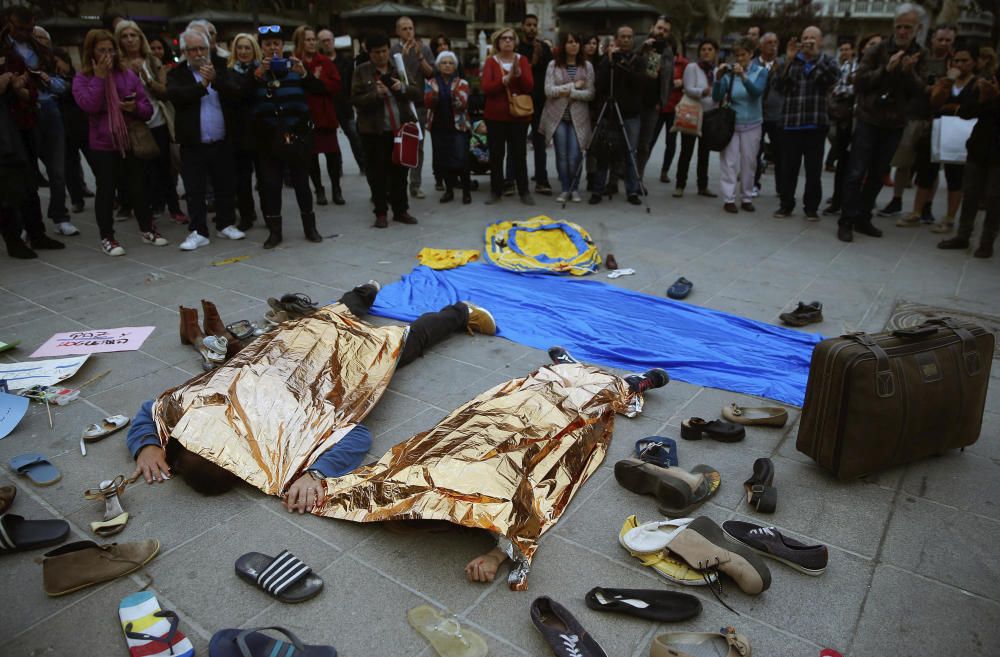 Acampada por los refugiados en la plaza del Ayuntamiento