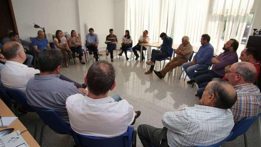 Una reunión anterior de la plataforma dezana en defensa del sector lácteo en Lalín. // Bernabé/Gutier