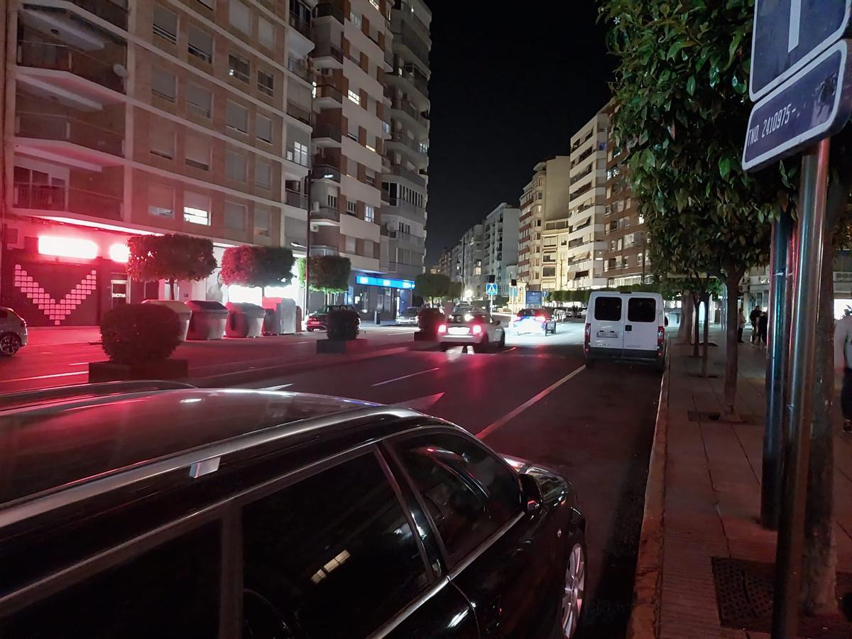 Vista de la avenida Santos Patronos, a oscuras, en la tarde de ayer.