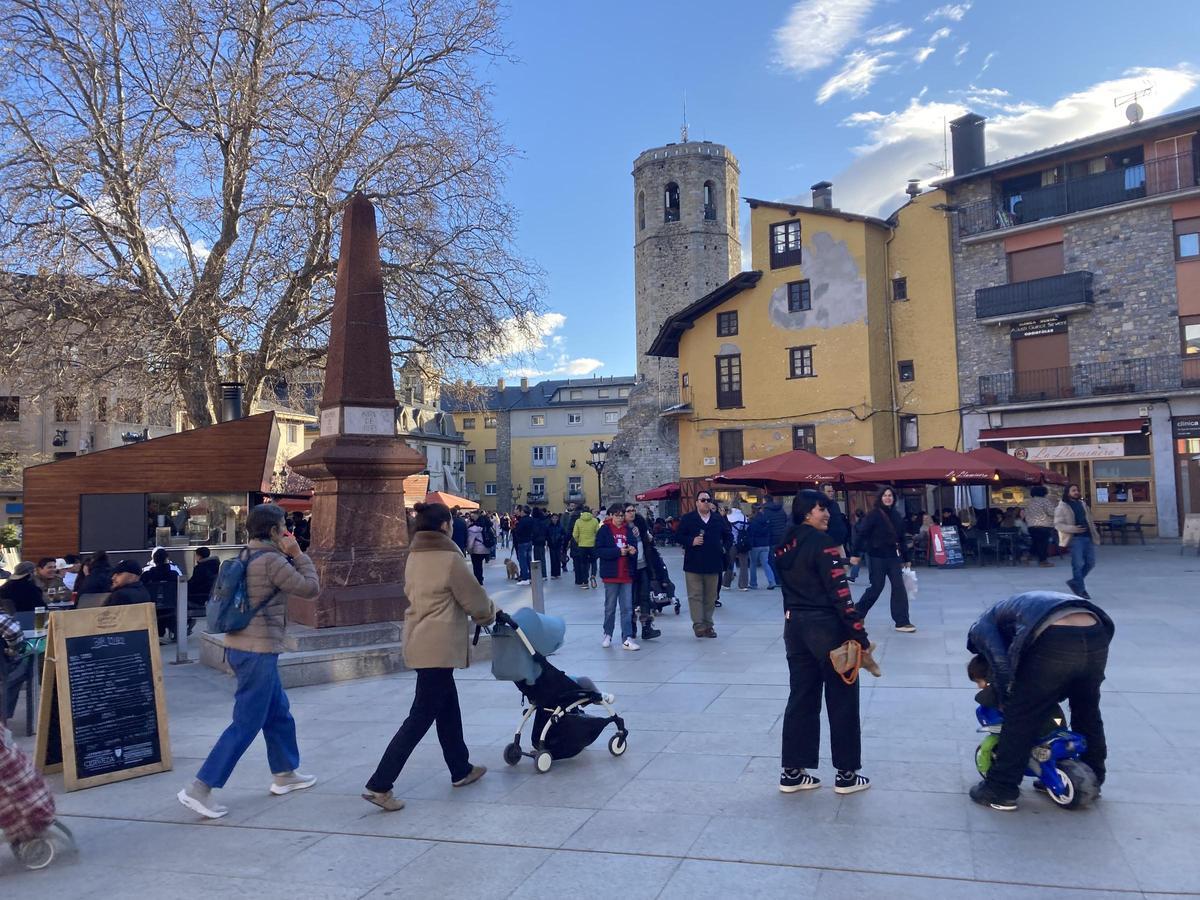 La plaça dels Herois de Puigcerdà aquest Divendres Sant