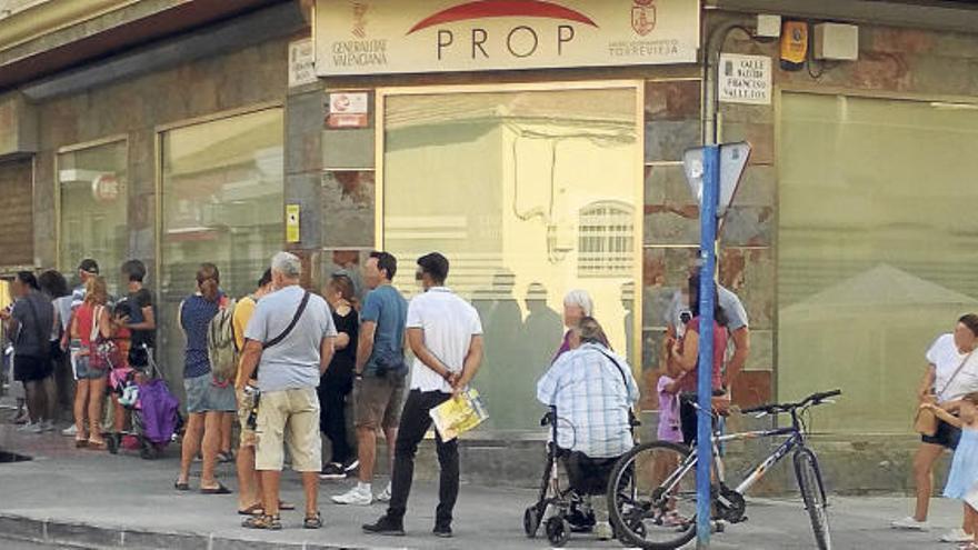 Cola a las ocho menos veinte de la mañana para lograr número en el registro Prop de Torrevieja. Abren a las nueve. A las 9.15 ya no hay números.