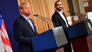 Ronald Johnson junto al presidente de El Salvador, Nayib Bukele.