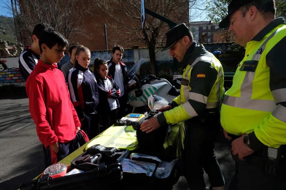 Exhibición Guardia Civil en el colegio San José de Sotrondio