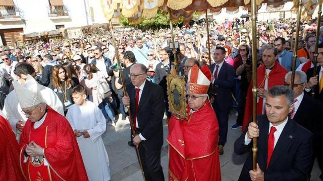 El obispo porta la Reliquia bajo palio durante la pasada celebración de la Santa Faz.