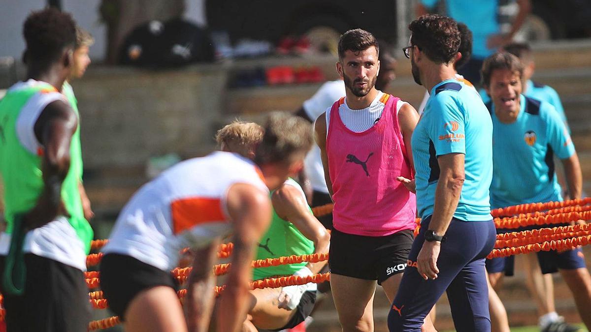 José Luis Gayà dialoga con José Bordalás, ayer, en el entrenamiento del Valencia. | FRANCISCO CALABUIG