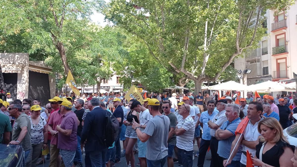 Protesta en la plaza San Pedro Nolasco de Zaragoza, frente a la Consejería de Agricultura.