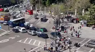 Buses y terrazas saturadas en Madrid tras el apagón