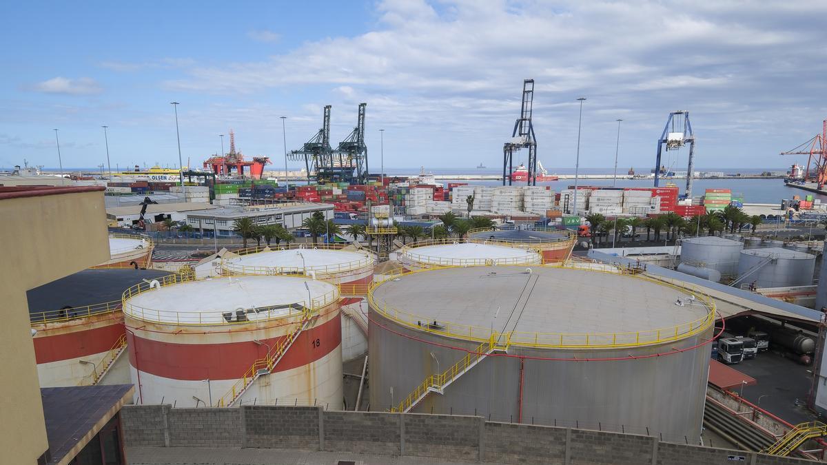 Panorámica de los depósitos de combustible vistos desde la azotea del edificio de viviendas de la calle Juan Rejón.