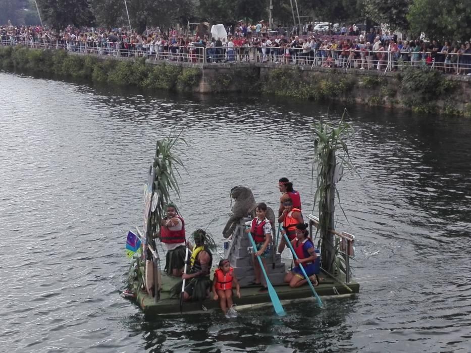 "Flota como poidas" llena el estuario del río Miñor de improvisados e ingeniosos artefactos flotantes.