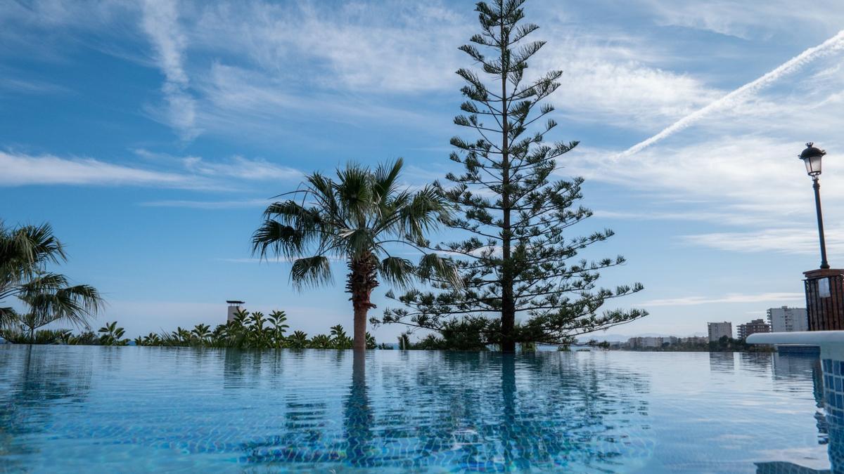 Justo al lado del inicio de la vía desde Benicàssim se encuentra Palasiet Thalasso Clinic &amp; Hotel, un hotel con termas marinas en el que puedes disfrutar de unas vistas maravillosas, instalaciones completísimas y un servicio de gran calidad.