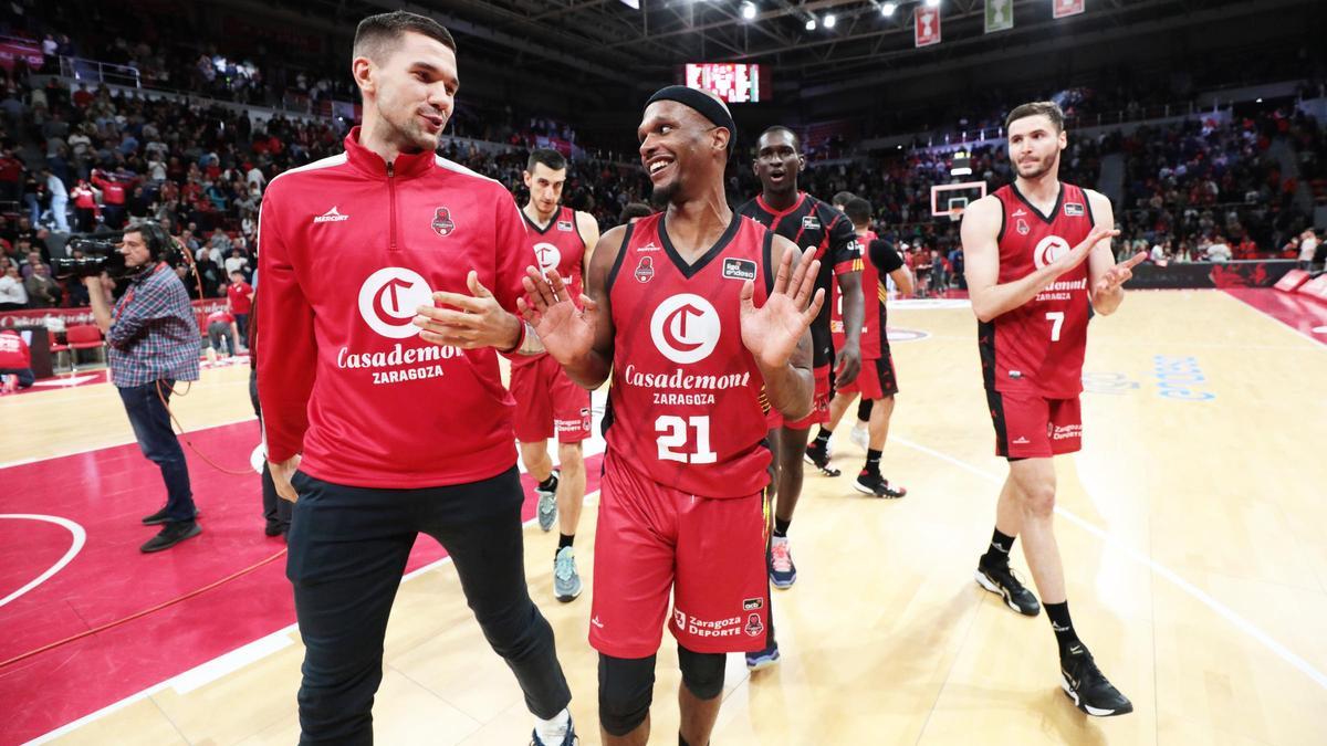 Emir Sulejmanovic y Thad McFadden charlan sonrientes sobre el parqué del Príncipe Felipe tras la victoria del Casademont ante el Barça.