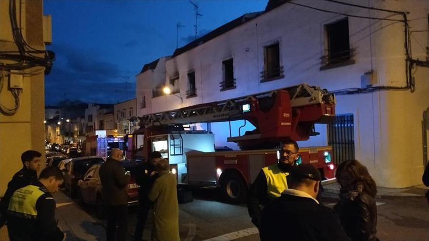 Los bomberos rescatan a dos personas por un incendio en una vivienda de Mérida