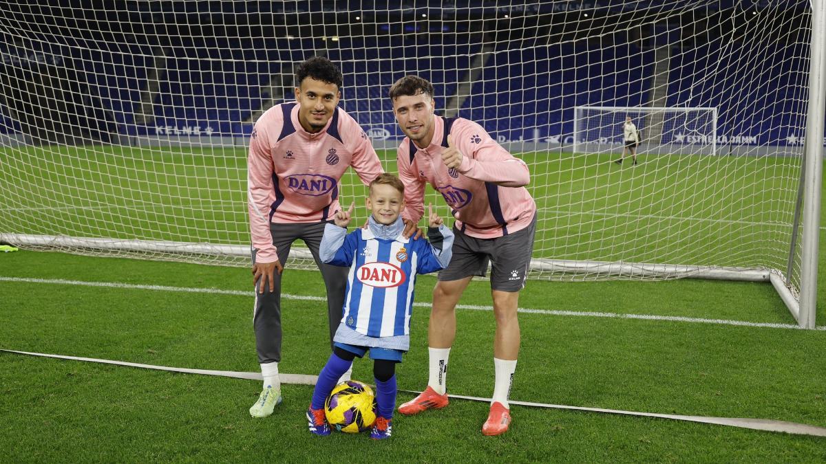 ¡Precioso! El gesto del Espanyol con Gorka y el mensaje de Puado: "La camiseta se lleva con orgullo"