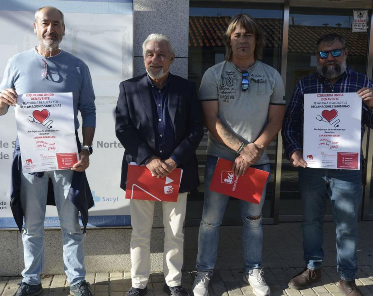 Dirigentes y miembros de IU a las puertas del Centro de Especialidades de Benavente.