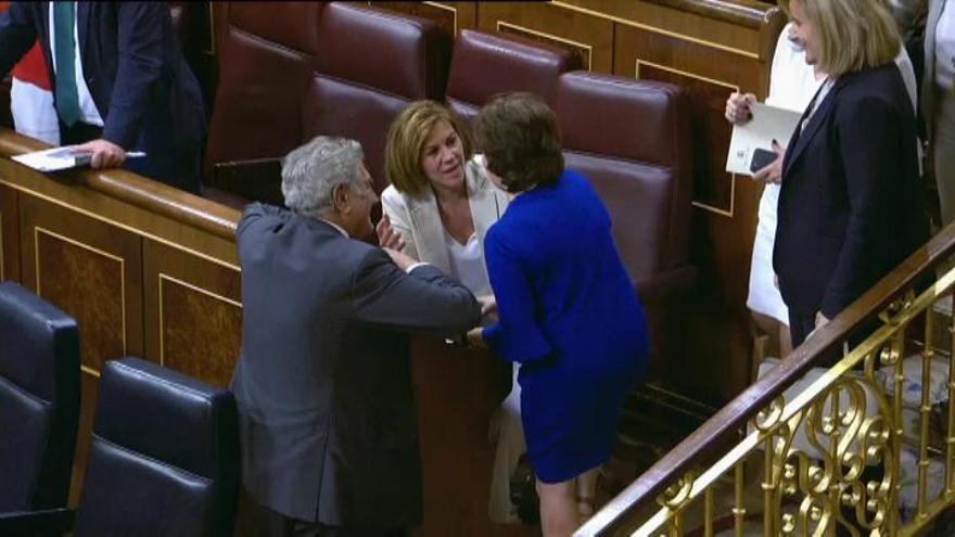 El beso de Sáenz de Santamaría y Cospedal en el Congreso