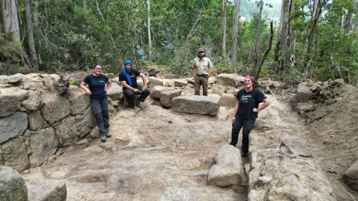 Arqueólogos del grupo de investigación durante las tareas de limpieza de los restos.