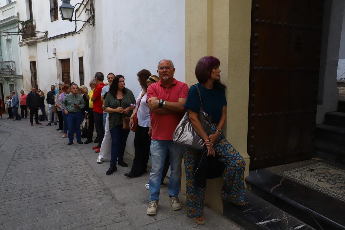 Cola para entrar a la capilla ardiente del escritor Antonio Gala en la fundación.