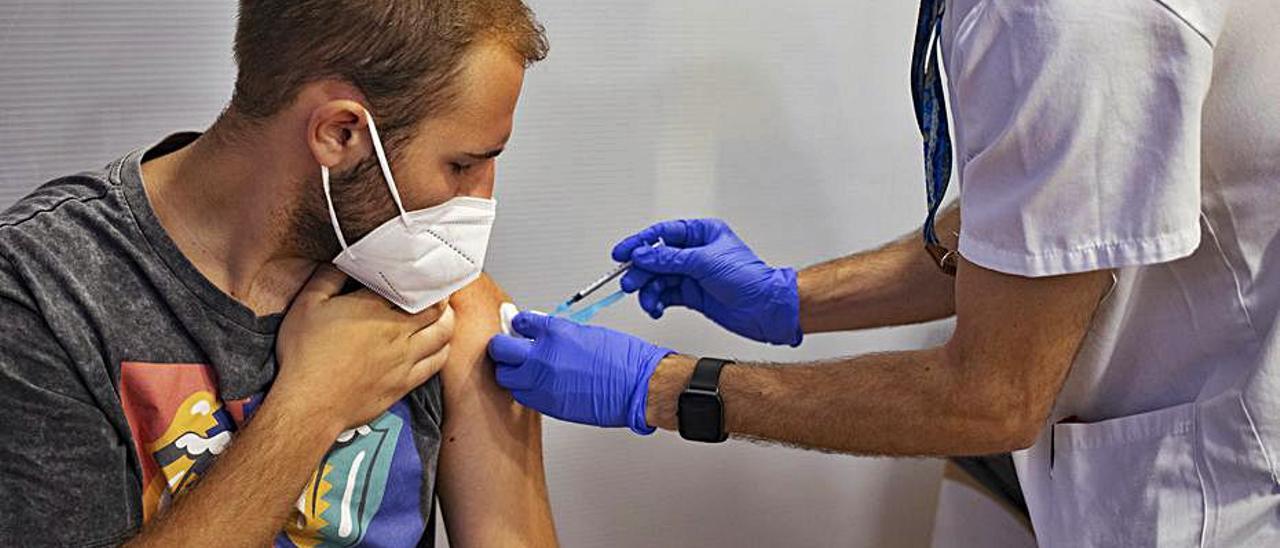 Un joven recibe la vacuna en Xàtiva, días atrás. | PERALES IBORRA