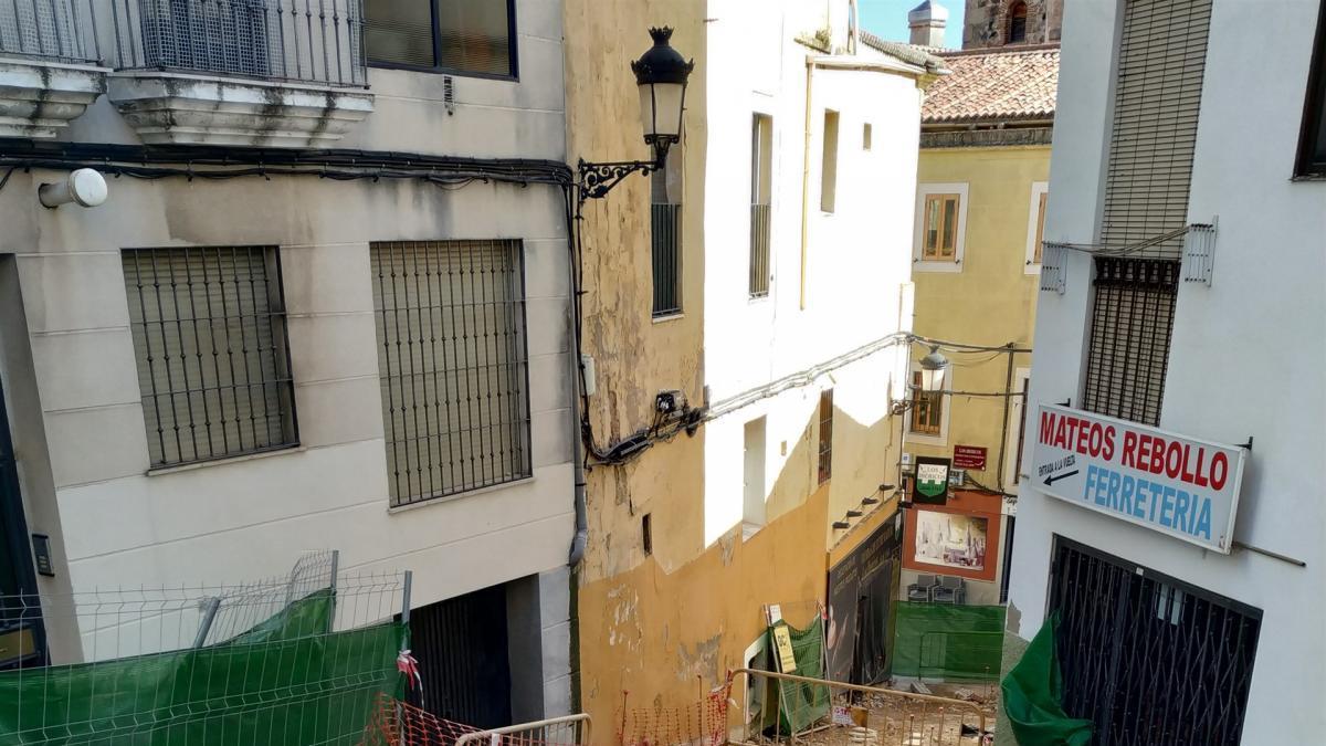 Las obras en la calle Alzapiernas de Cáceres se retoman esta semana