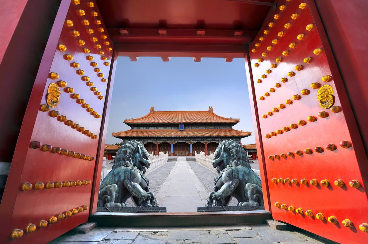 iStock 177802548La Ciudad Prohibida es el complejo palaciego más grande del mundo, situado en el corazón de Beijing, China. Construido entre 1406 y 1420, fue el hogar de 24 emperadores durante las dinastías Ming y Qing. Hoy en día, convertido en el Museo del Palacio, alberga una vasta colección histórica y es Patrimonio de la Humanidad por la UNESCO