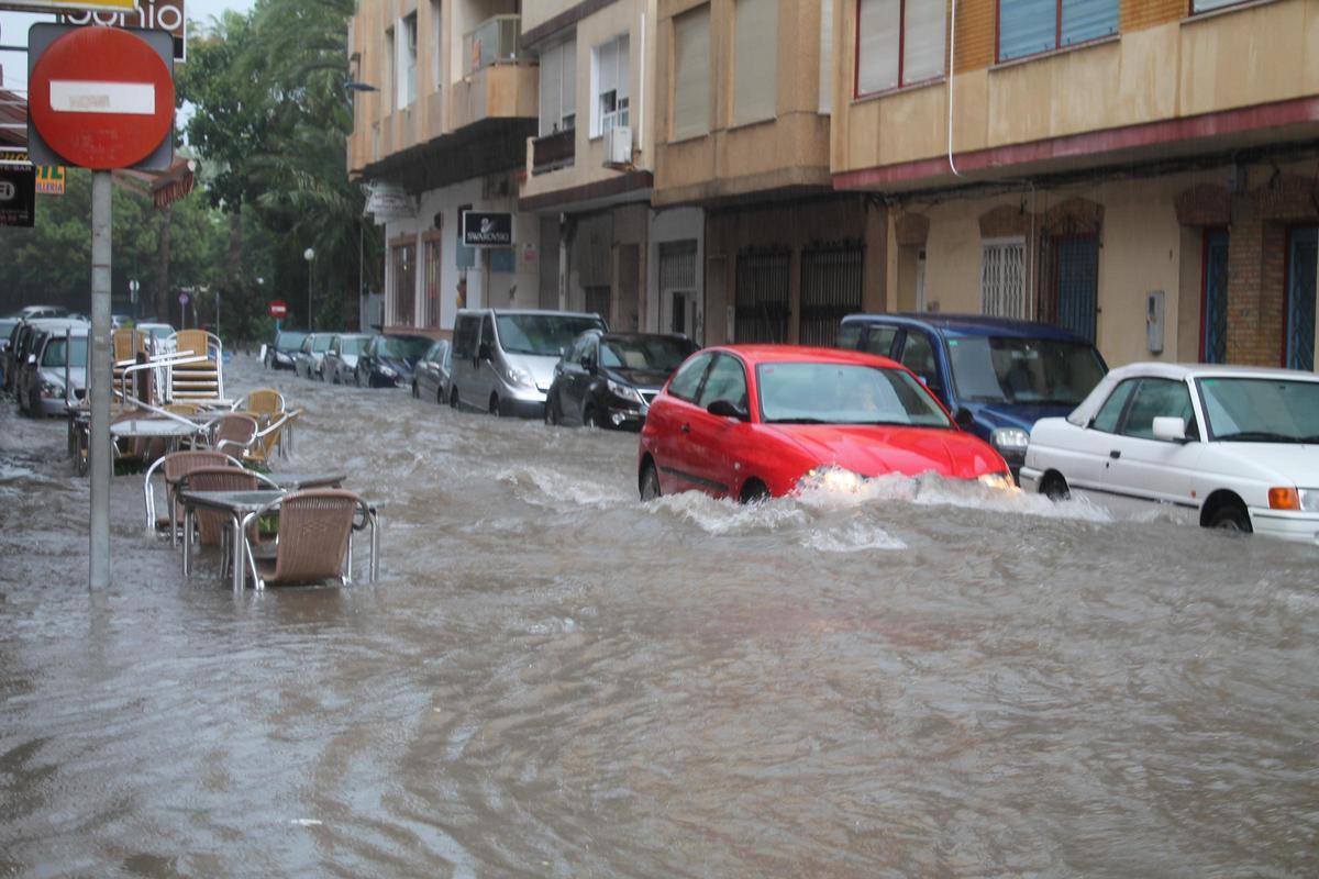 La calle Rambla Juan Mateo, en el centro de Torrevieja, en un episodio de lluvias torrenciales