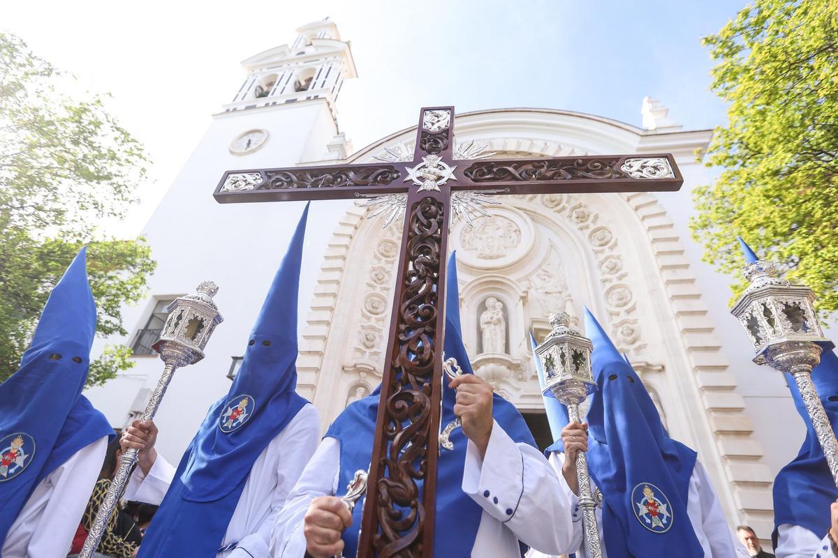 Cruz de guía de la Hermandad de La Misión saliendo a las calles de Heliópolis.
