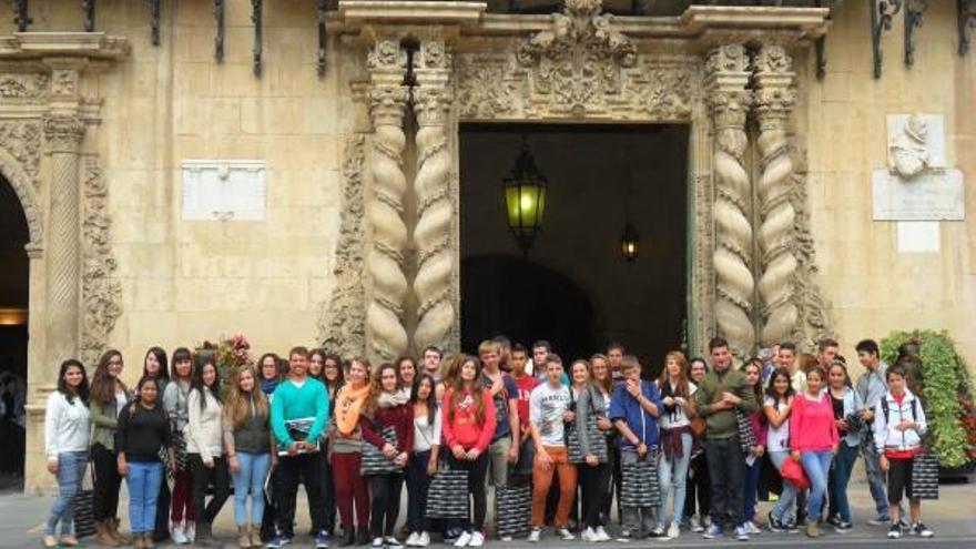 Unos 50 alumnos de 2º y 4º de ESO del IES de San Fulgencio en las visitas guiadas para escolares