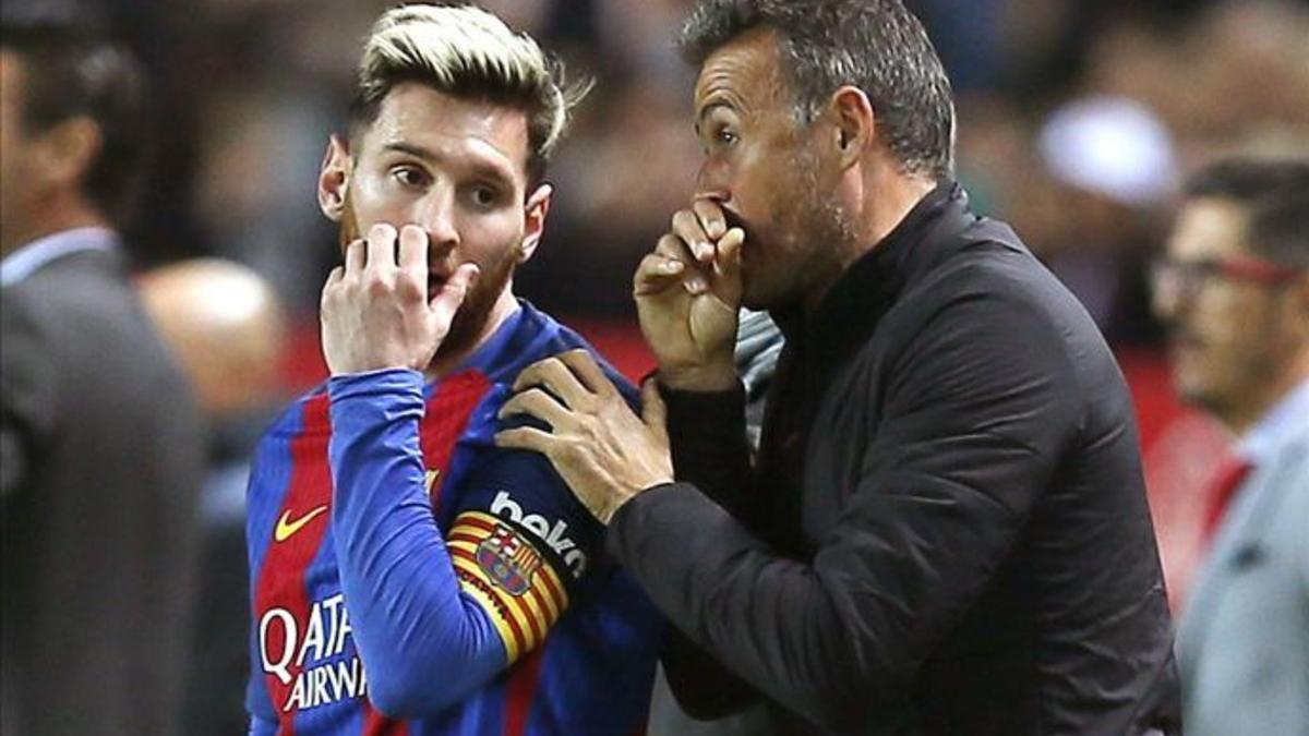 Messi conversa con Luis Enrique durante un partido