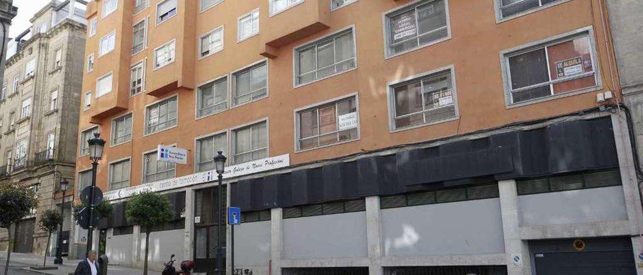 Exterior de la oficina de CC OO en la calle Hernán Cortés de Vigo, disponible para la venta. // José Lores