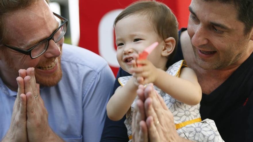 Manuel Santos y su marido, en Tailandia con su hija Carmen.