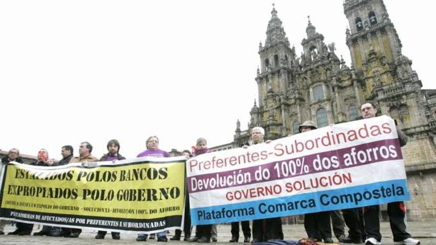 Afectados de las preferentes, ayer, en la Praza do Obradoiro.  // X ALVAREZ