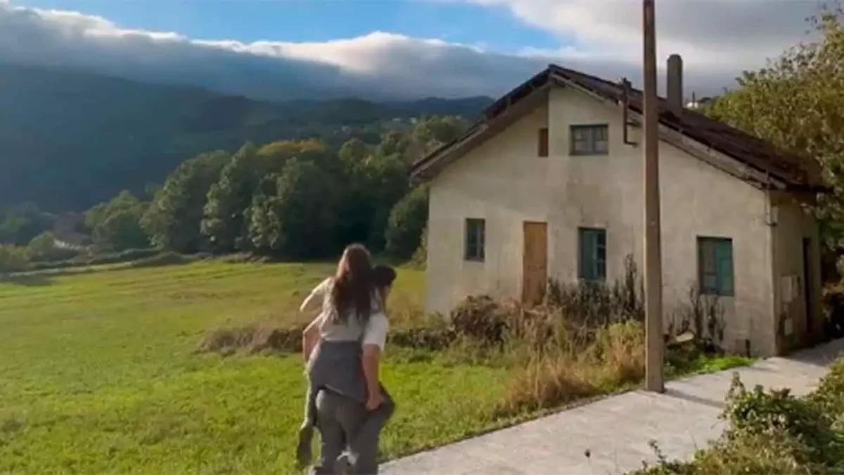 Una pareja de menos de 25 años compra una casa de "más de 40 años abandonada" en el entorno rural asturiano
