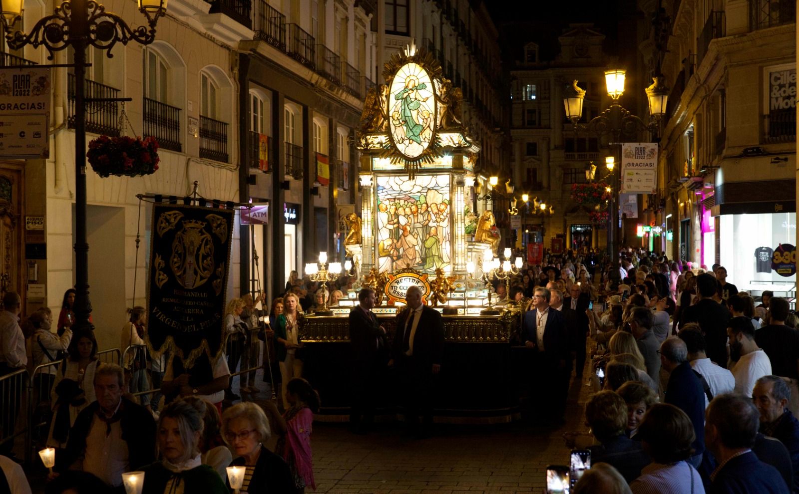 El Rosario de Cristal brilla en la noche de Zaragoza