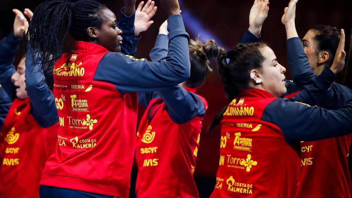 Jugadoras de la selección española de balonmano antes de jugar un partido contra Montenegro