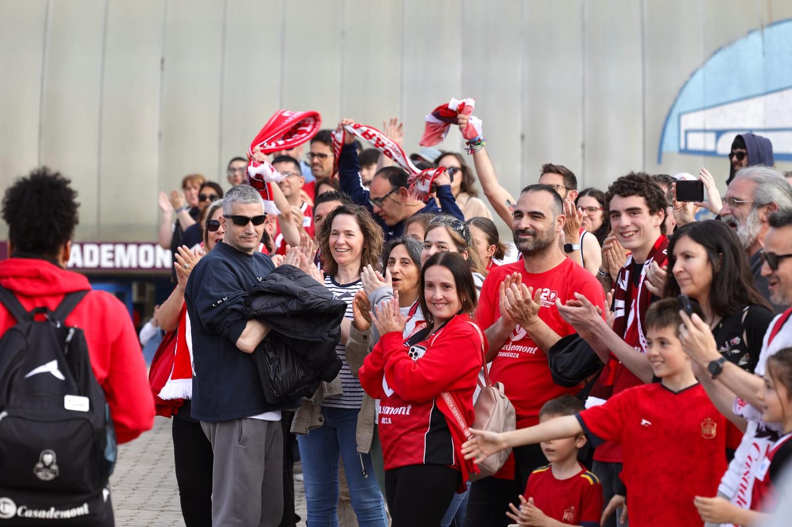 En imágenes | Así ha sido el recibimiento de las jugadoras del Casademont Zaragoza a su llegada al Príncipe Felipe