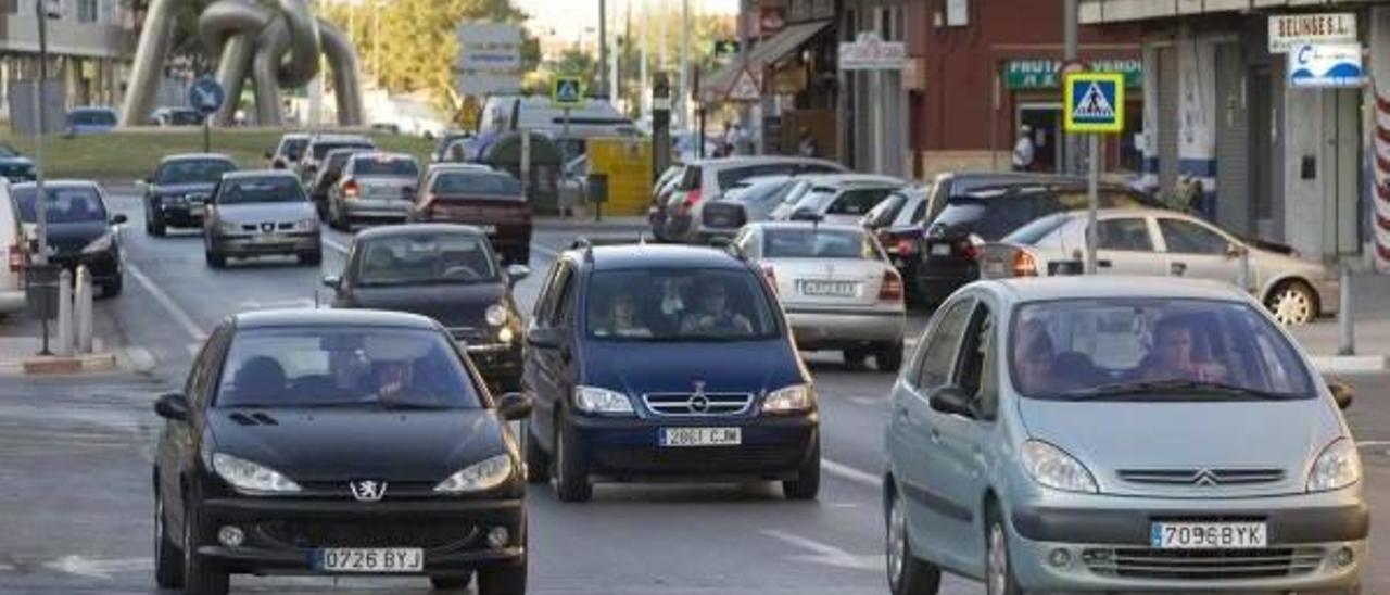 Coches circulando por una calle del Port de Sagunt.