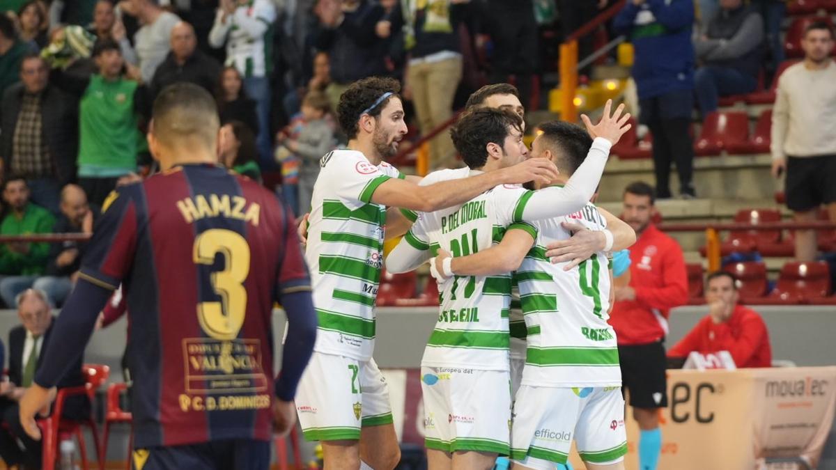 Celebración de un gol del Córdoba Futsal ante el Levante en el Palacio Vista Alegre.