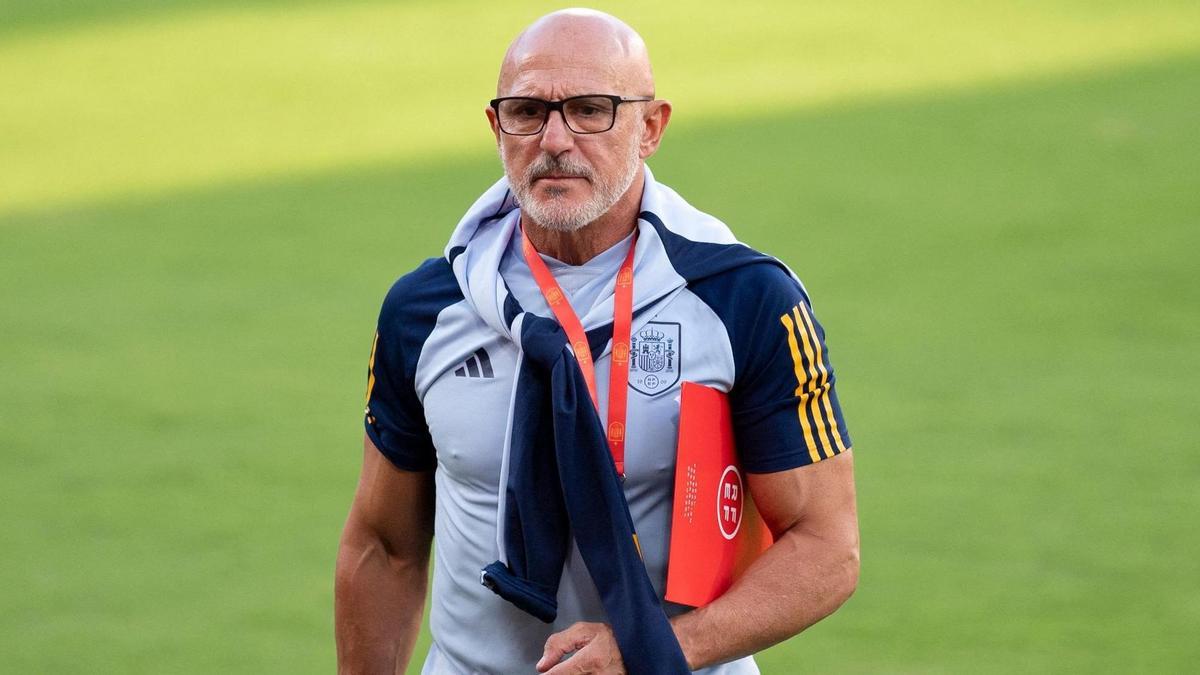 Con 65 años, Luis de la Fuente está mucho más fuerte que algunos de nuestros padres. Tiene una rutina muy sencilla, aunque es mejorable