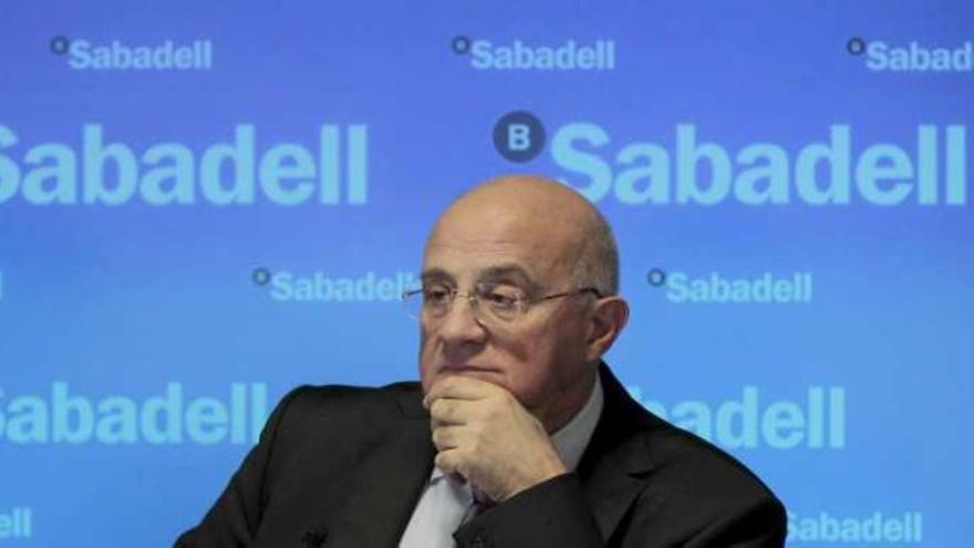 El presidente de Banco Sabadell, Josep Oliu, durante una rueda de prensa.