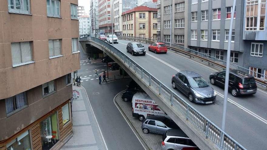 Vehículos circulando por el viaducto de la ronda de Nelle sobre el cruce con la avenida de Finisterre.