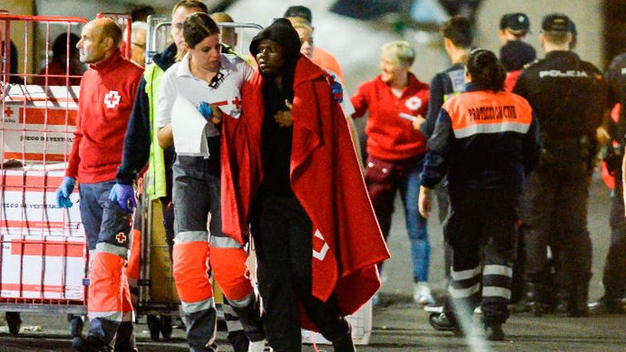 Miembros de Cruz Roja auxilian a una mujer migrante llegada al muelle de Arguineguín el martes de la semana pasada.