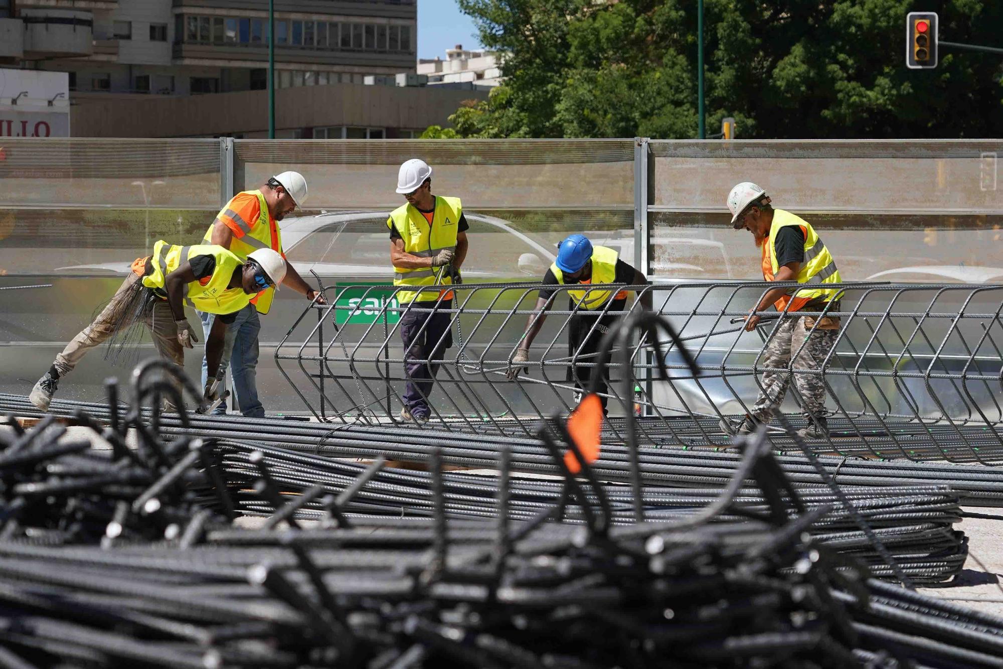 La consejera de Fomento de la Junta, Rocío Díaz, visita las obras del prolongación de la Línea 2 del metro de Málaga.
