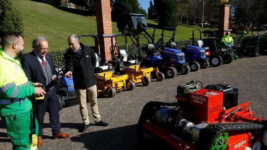 El alcalde, Wenceslao López, probando una sopladora de hojas junto a personal de jardinería, ayer, durante la presentación de la nueva maquinaria en el Parque de Invierno.