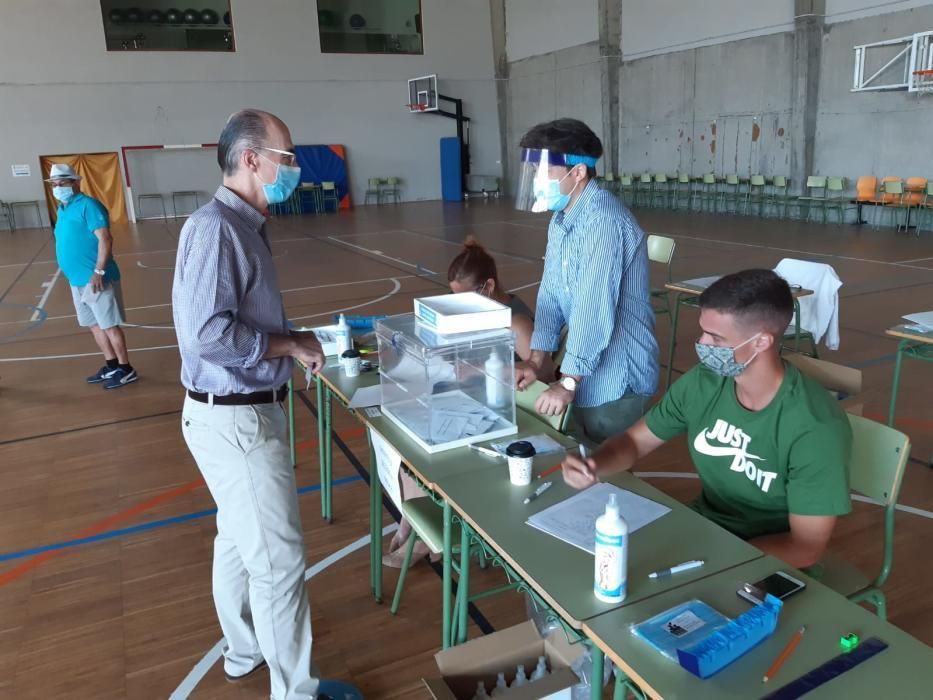 Las imágenes de una jornada tan histórica como atípica en la comunudad gallega. Unos comicios marcados por la pandemia del coronavirus, el calor y el dilema de elegir a quién votar.