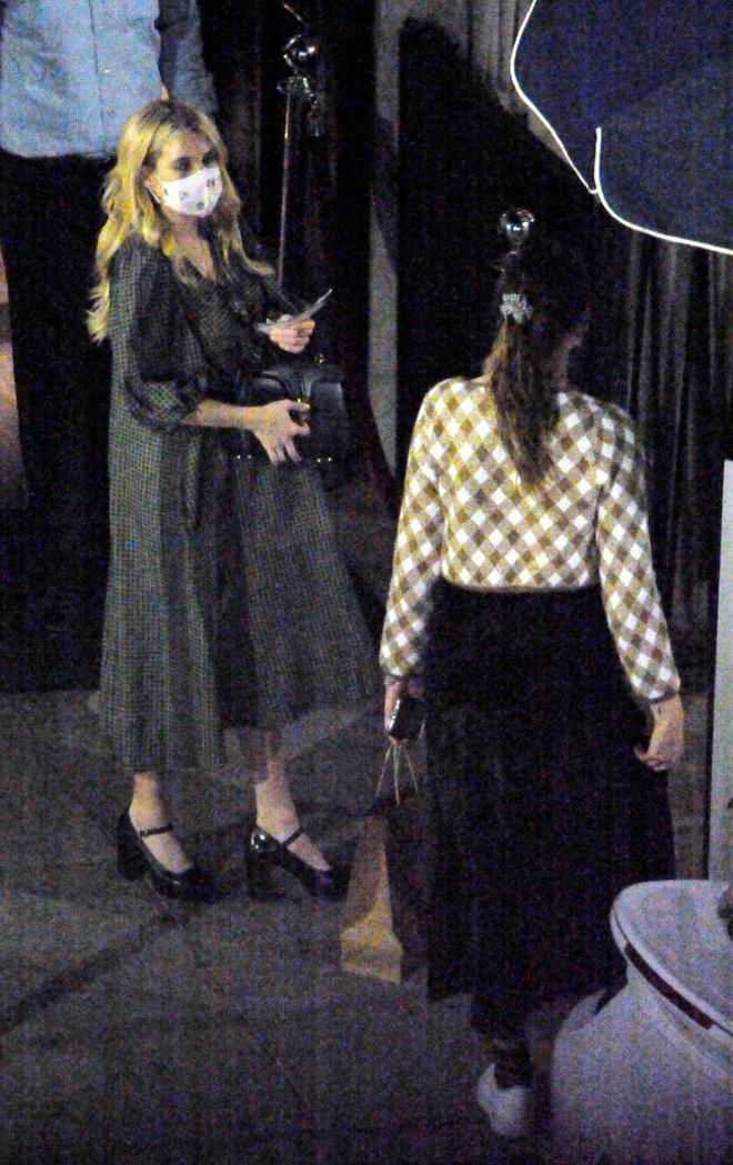 El look premamá de Emma Roberts con vestido estampado midi y merceditas de tacón