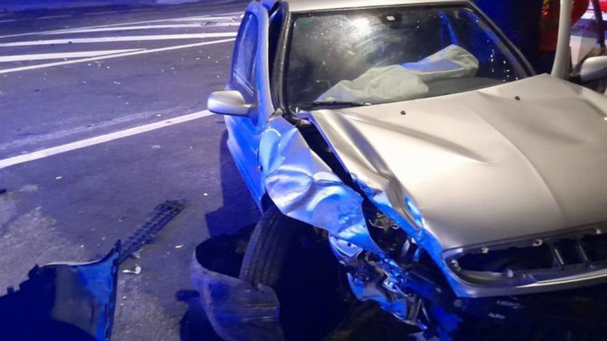 Estado en el que quedó el vehículo que sufrió el accidente en Guísamo.